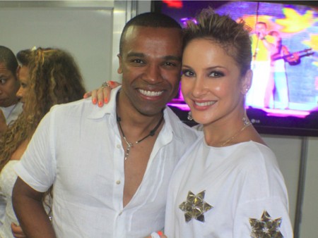 Claudia Leitte comemora show com Alexandre Pires no camarim